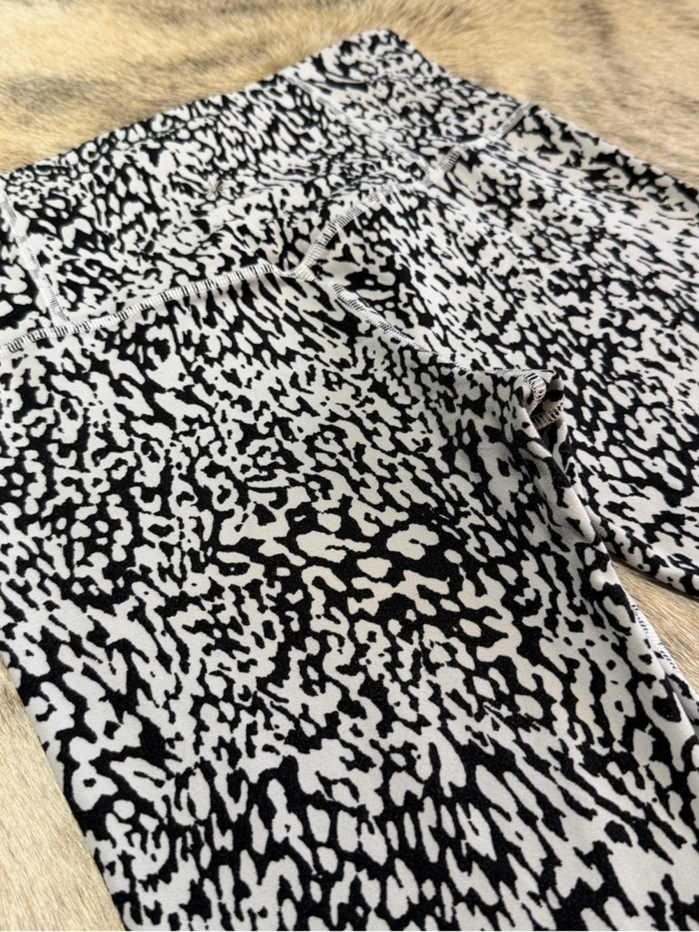 Athleta Elation Capri Leggings Ocelot Print Black White Size M